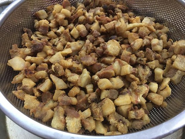 Tóp mỡ cũng là món ăn khá tốn cơm với lũ trẻ ngày xưa.