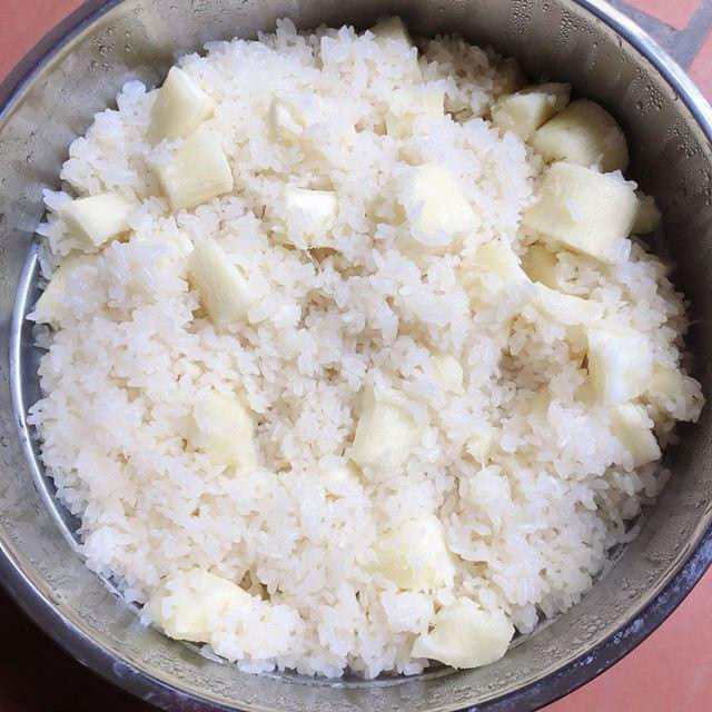 Với thời buổi bây giờ thì việc các thế hệ 9x, 10x được ăn 1 bữa cơm độn sắn, độn khoai lang có khi lại rất quý hiếm. Không những thấy lạ miệng mà còn có cảm giác giống như đang được khám phá 1 cái gì đó thật mới mẻ.