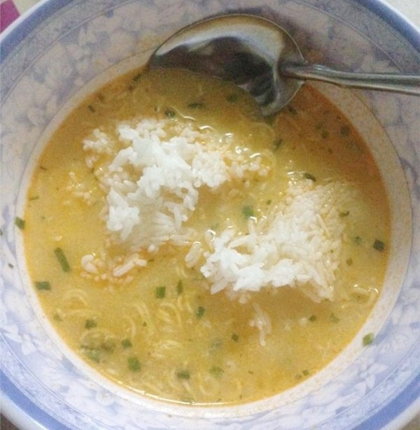 Thời bé của thế hệ 7x, 8x chưa có nhiều thức ăn, cũng không được sung túc như bây giờ nên đã từng có những bữa cơm khác như cơm nguội chan nước mỳ tôm. Đây được coi là món ăn "bất hủ" thời thơ ấu của bao người.