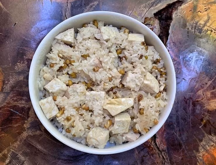 Món cơm độn tuổi thơ là ít phần gạo, phần nhiều chính là khoai, sắn hay ngô để mọi thành viên trong gia đình được đủ no.