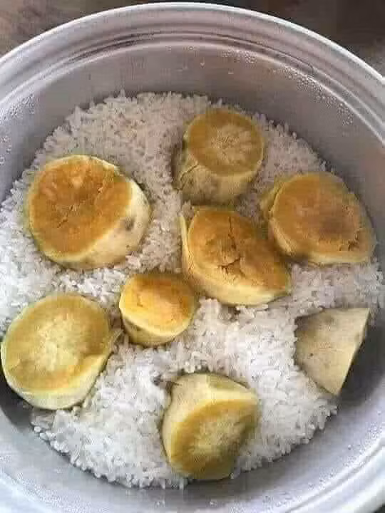 Tuổi thơ, ai cũng từng trải qua những ngày tháng đẹp đẽ khó quên. Nhớ nhất là những bữa cơm gia đình với món cơm độn sắn, độn khoai, độn ngô. Dù khổ cực và thiếu thốn nhưng đấy lại là kỷ niệm tuổi thơ đáng nhớ mà chỉ có thế hệ 7x, 8x mới có.