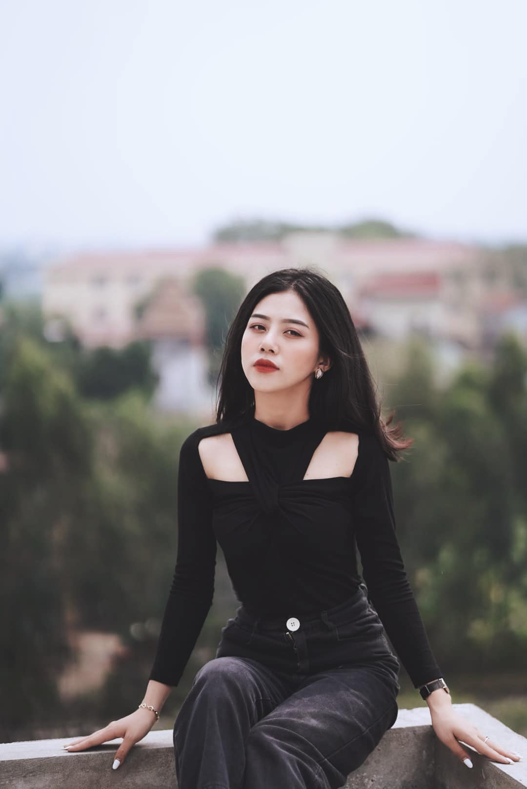 Vũ Hà Anh Thư được nhận xét là nữ MC trẻ có ngoại hình ưa nhìn, lối dẫn cuốn hút cùng chất giọng truyền cảm.