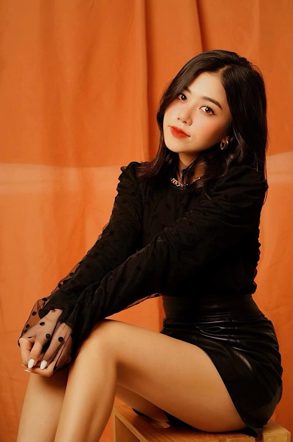 Trên trang cá nhân, Anh Thư nhận được nhiều lời khen ngợi vì có diện mạo trẻ trung, xinh đẹp cùng gu ăn mặc khá ổn. Ảnh: FBNV, Tổng hợp