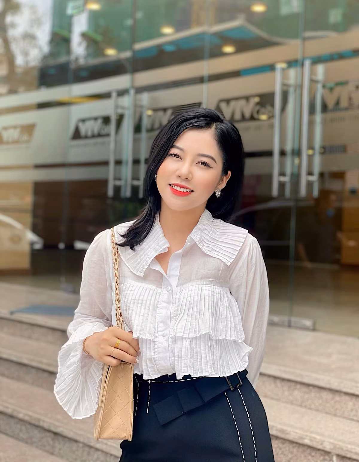 Trên Facebook cá nhân, nữ MC xinh đẹp thanh minh bản thân không phải là nhân vật cư dân mạng đang lùng sục. Ngoài nhận lời mời kết bạn, nhắn tin làm quen, MC nhà đài còn nhận về không ít bình luận khiếm nhã. Thậm chí có tài khoản còn gạ "đi khách".