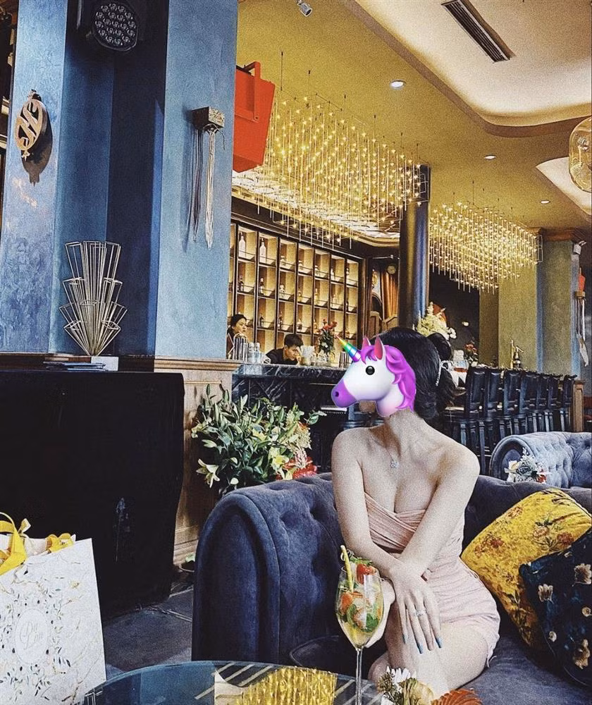 Mới đây, trên mạng xã hội xuất hiện đoạn clip "nóng" gây xôn xao. Nghi vấn nữ chính trong clip là diễn viên Vũ Thị Anh Thư. Được biết, hot girl này từng tham gia một số vai diễn nhỏ trong các phim truyền hình như Về nhà đi con, Tình yêu và tham vọng…