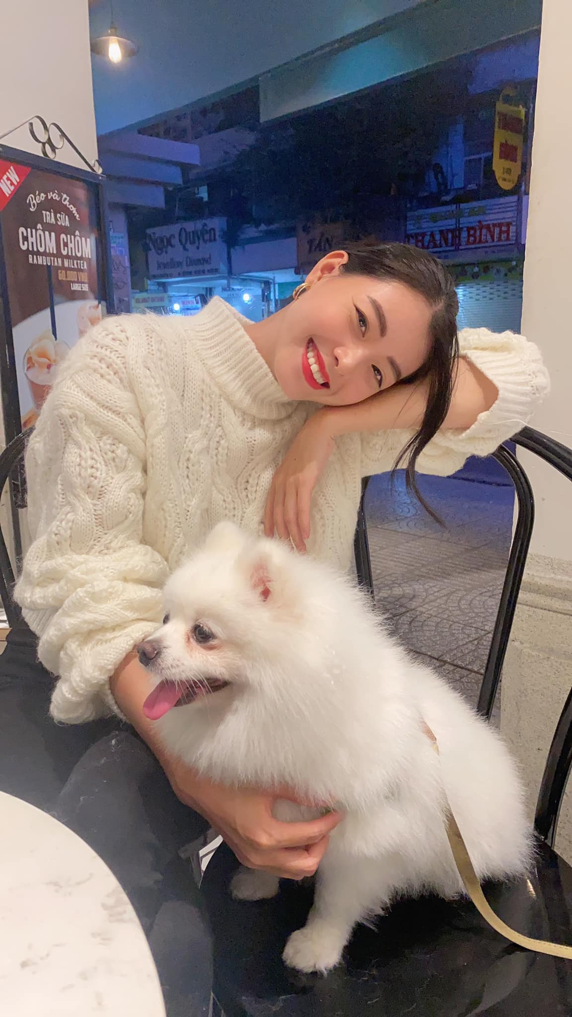 Hot girl 9x sở hữu gương mặt thanh tú cùng đôi mắt có chiều sâu, thần thái hút hồn của cô chính là điểm đặc biệt để cô nàng trở thành nhân vật được "chọn mặt gửi vàng" trong MV lần này, vào vai crush trong mơ của Sơn Tùng.