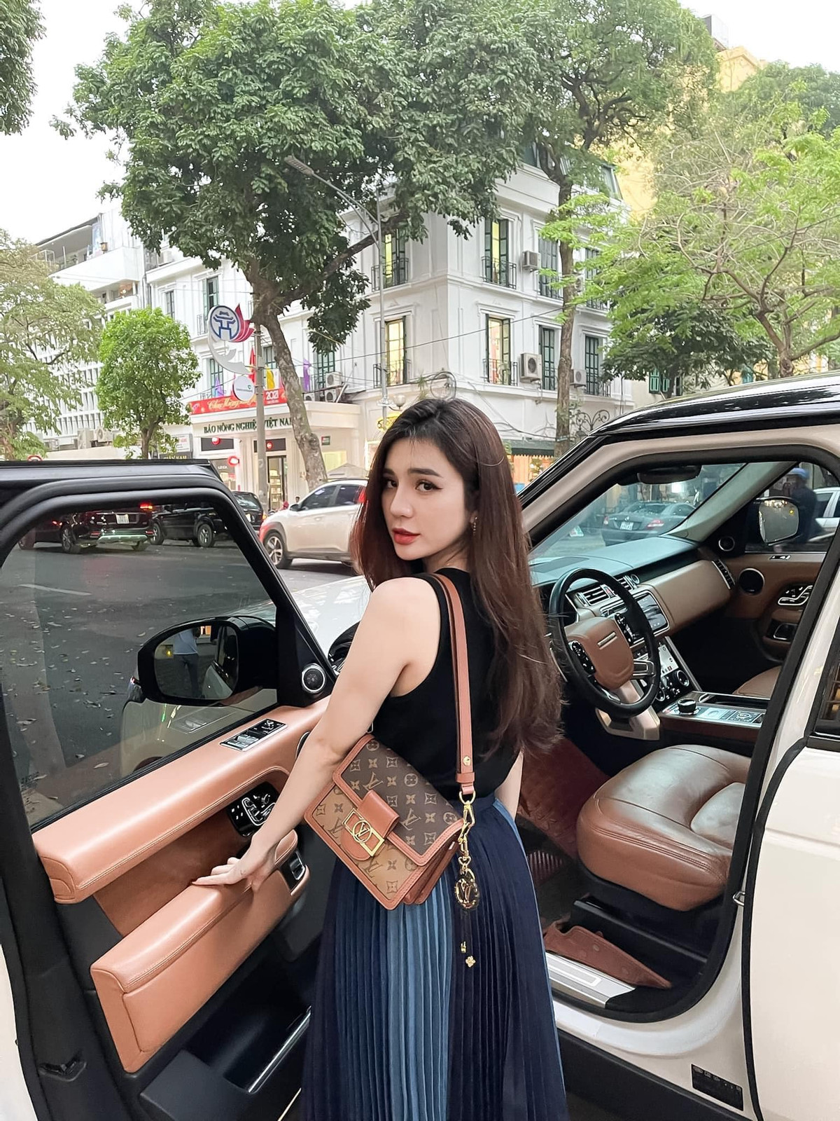 Sở hữu ngoại hình xinh đẹp, Thùy Dương còn tự làm người mẫu, vừa bán các sản phẩm của mình. Ảnh: FBNV