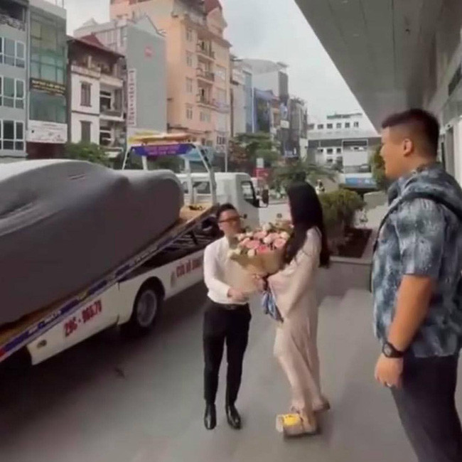 Mới đây, đoạn clip ghi lại cảnh vợ chồng cô bên xế hộp đắt đỏ Porsche Panamera với giá hơn 5 tỷ đang gây sốt cộng đồng mạng. Đây chính là món quà cưới mà gia đình nhà trai ưu ái dành tặng cho cô dâu nhân ngày trọng đại của cả hai.