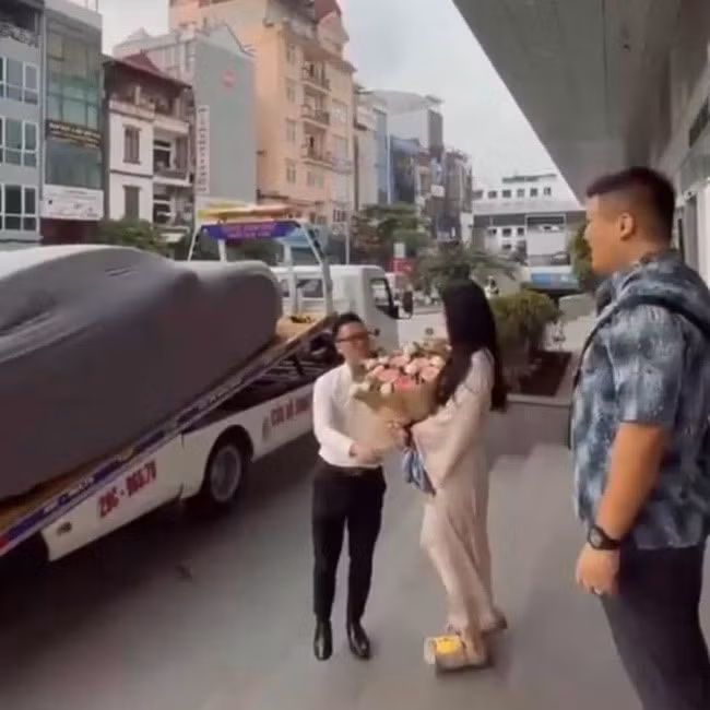 Mới đây, đoạn clip ghi lại cảnh vợ chồng cô bên xế hộp đắt đỏ Porsche Panamera với giá hơn 5 tỷ đang gây sốt cộng đồng mạng. Đây chính là món quà cưới mà gia đình nhà trai ưu ái dành tặng cho cô dâu nhân ngày trọng đại của cả hai.