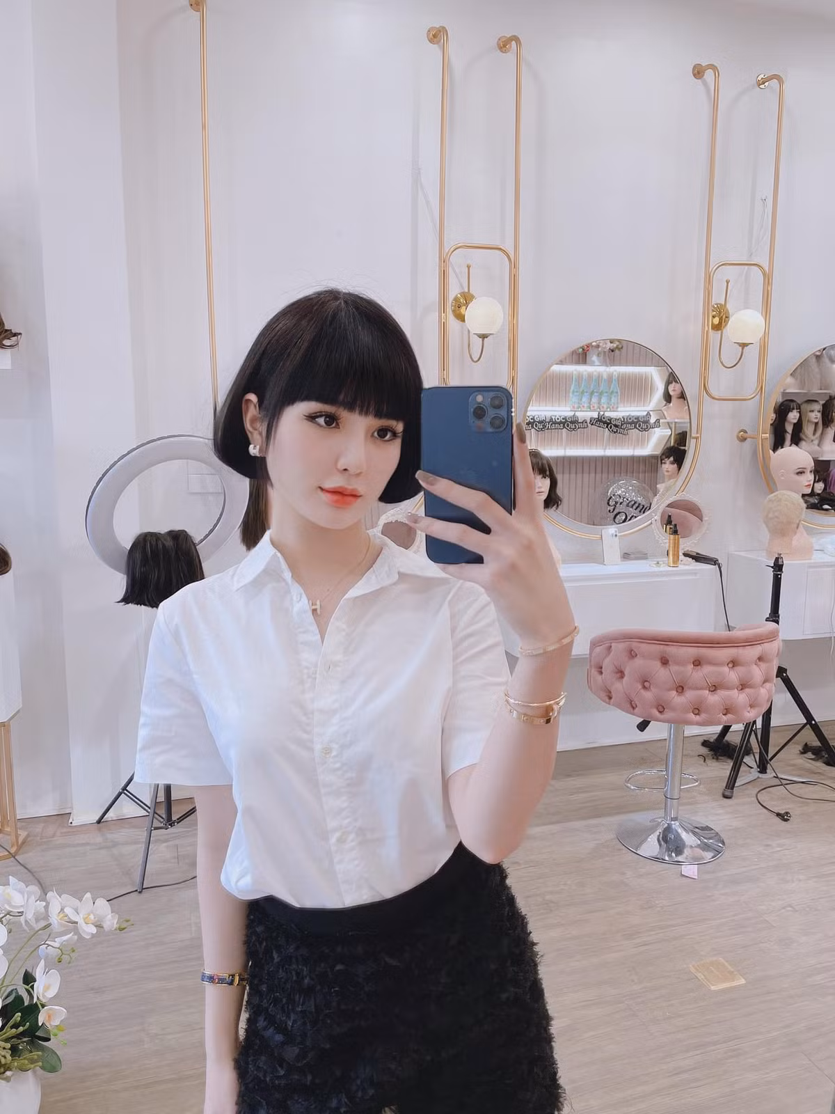 Được biết, gái xinh quê Hải Dương hiện đã "theo chồng bỏ cuộc chơi", tập trung kinh doanh. Thậm chí, cô nàng còn được gia đình chồng cưng chiều hết mực.