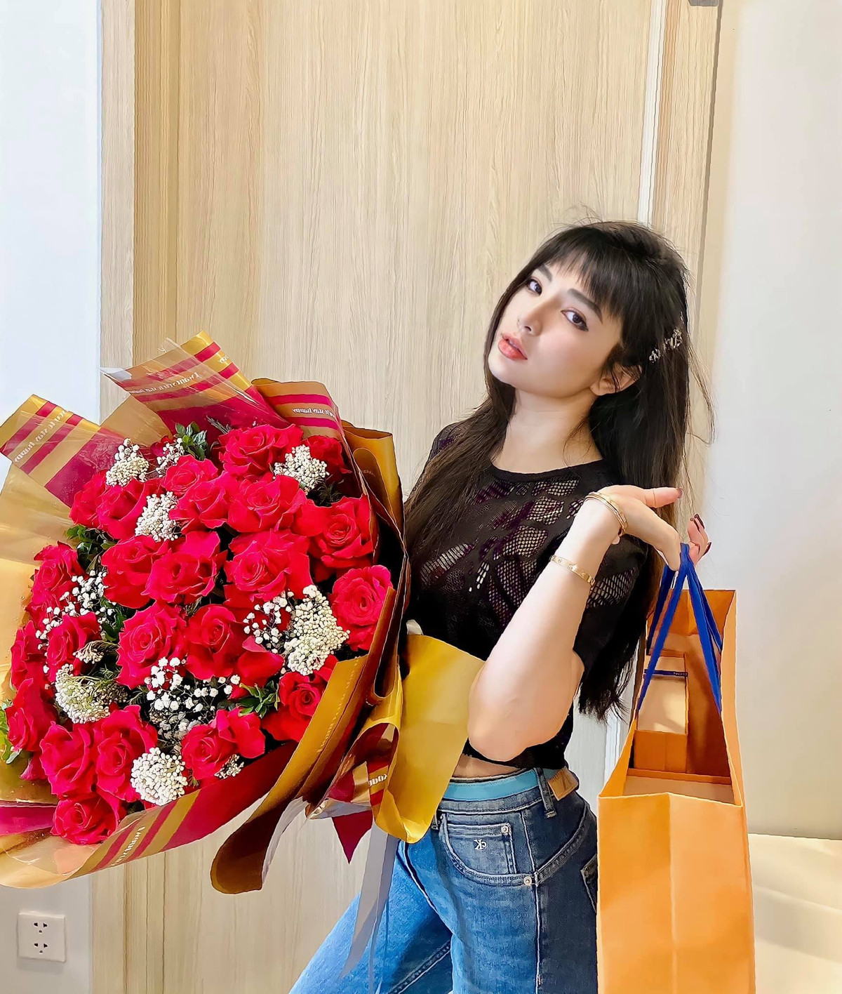 Với lợi thế ngoại hình cao ráo, khuôn mặt xinh đẹp, ngay từ năm lớp 8, hot girl 9x Hải Dương đã thử thách bản thân với công việc mẫu ảnh, quảng cáo cho một số nhãn hàng...