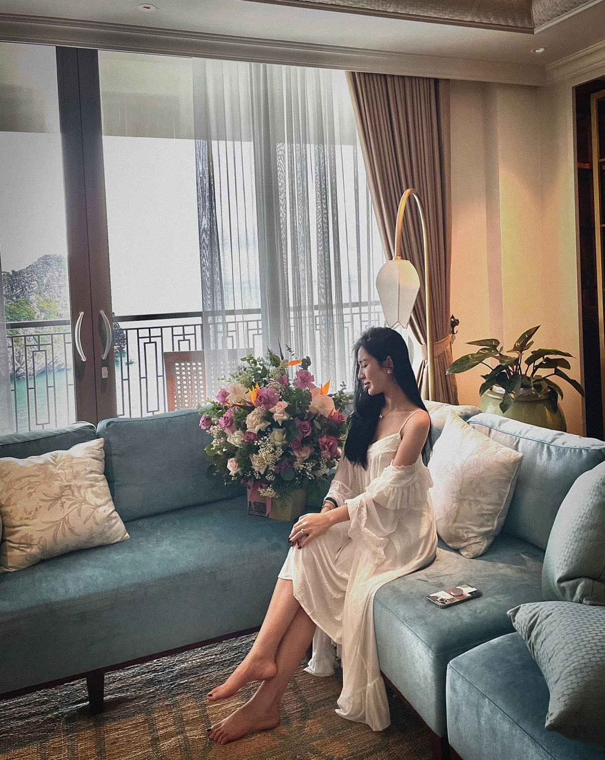 Hình ảnh đôi vợ chồng trẻ bên chiếc xế "xịn" được Thùy Dương đăng tải lên trang Facebook cá nhân, ngay lập tức bạn bè của cả hai cũng nhanh chóng gửi gắm những lời chúc mừng.