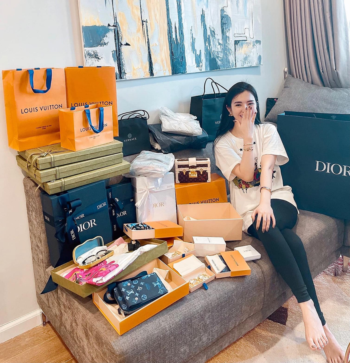 Sau khi chứng kiến món quà đắt tiền bất ngờ và được chồng tặng một bó hoa, cô nàng đã vỡ oà trong hạnh phúc.