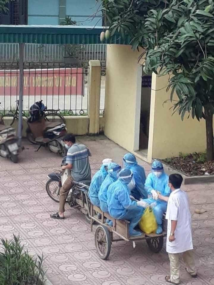Hay hình ảnh các y bác sĩ thay vì ngồi trên xe cứu thương lại được chở bằng xe kéo hàng gây xúc động mạnh thời gian qua.