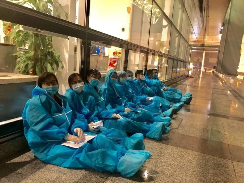 Trời mưa đã khổ, nắng nóng cũng chẳng khá khẩm hơn là bao vì các y bác sĩ chống dịch phải chịu đựng sự khó chịu khi mặc đồ bảo hộ kín mít người. Thậm chí, có người phải nhịn cả đi vệ sinh khi mặc bộ đồ này.