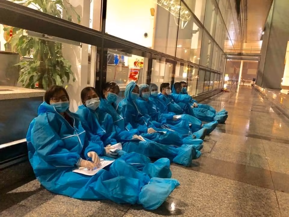 Trời mưa đã khổ, nắng nóng cũng chẳng khá khẩm hơn là bao vì các y bác sĩ chống dịch phải chịu đựng sự khó chịu khi mặc đồ bảo hộ kín mít người. Thậm chí, có người phải nhịn cả đi vệ sinh khi mặc bộ đồ này.