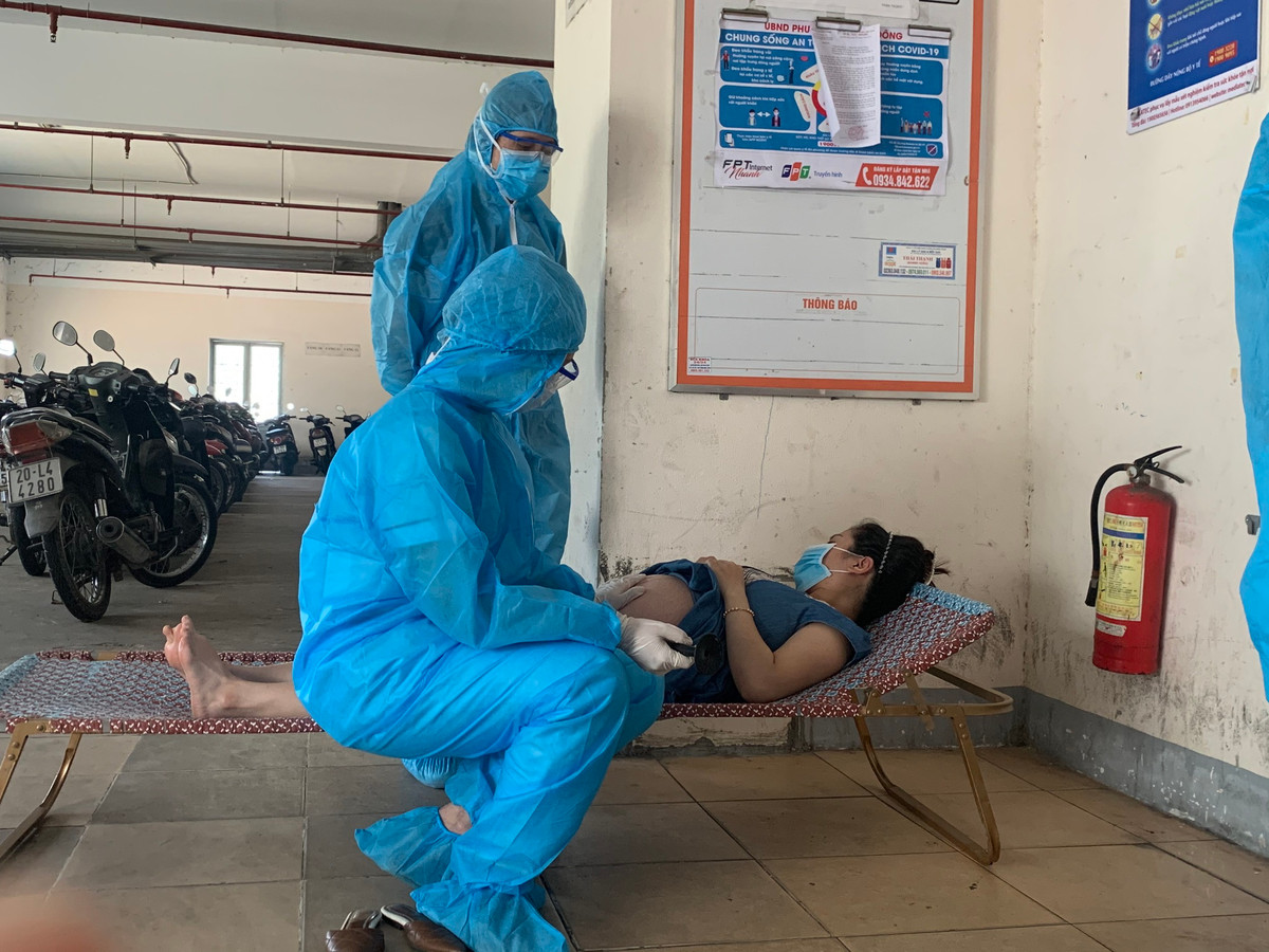 Mới đây nhất là hình ảnh thai phụ được lực lượng y tế thăm khám ngay giữa nhà xe chung cư bị phong tỏa khiến cư dân mạng ai cũng xúc động. Nhiều người đã nhanh chóng "thả tim" cho các chiến binh blouse trắng và hành động tuyệt đẹp của họ.