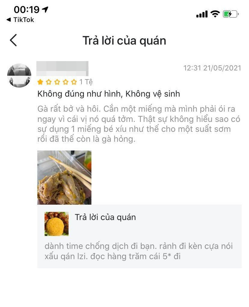 Thay vì tiếp thu ý kiến, chủ tiệm cơm gà lại trả lời một cách coi thường, thiếu tôn trọng khách hàng. Những phần trả lời khách của chủ tiệm cơm gà sau đó được netizen đặc biệt chú ý.