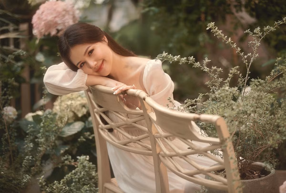 Nhiều cư dân mạng còn gửi lời khen ngợi tới nhan sắc ngày càng mặn mà dù đang ở những tháng cuối của thai kỳ. Ảnh: FBNV