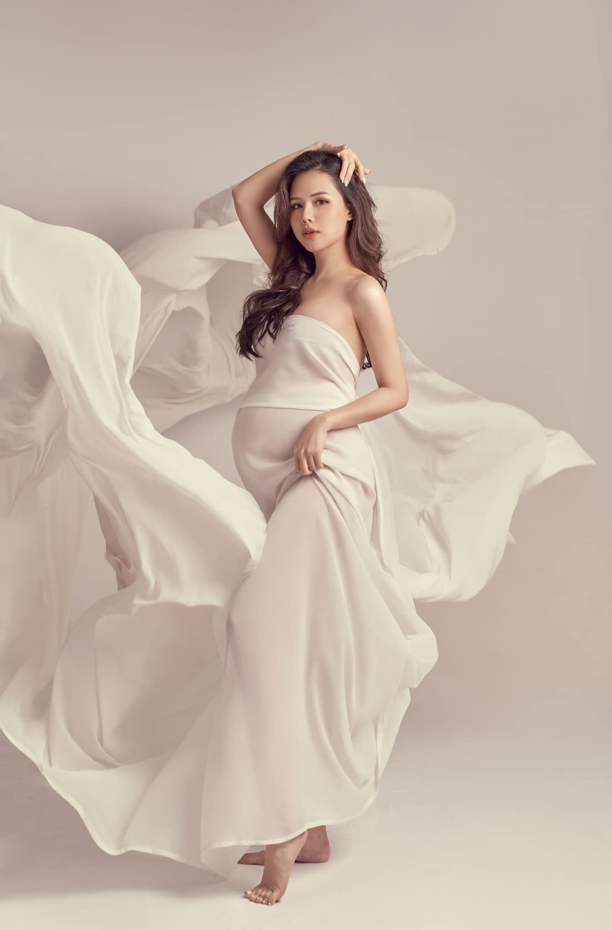 Nhan sắc xinh đẹp và khí chất ngời ngời của "phu nhân hào môn" khiến ai cũng phải ngưỡng mộ.