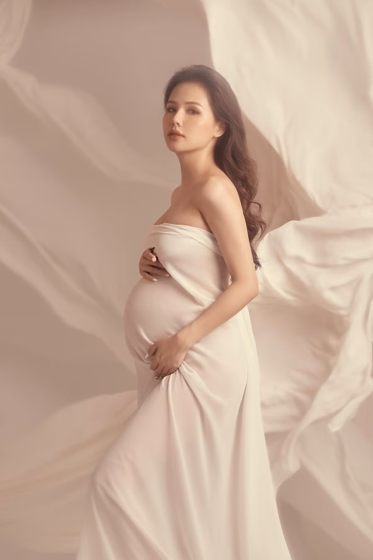 Dù bụng bầu vượt mặt nhưng Phanh Lee trông vẫn cực ngầu.