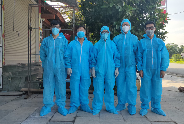 Gac lai noi so hai, cac tinh nguyen vien quen minh chong dich COVID-19-Hinh-2