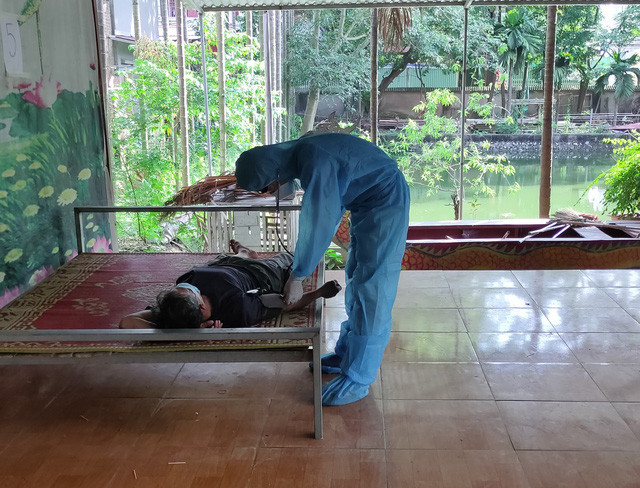 Gac lai noi so hai, cac tinh nguyen vien quen minh chong dich COVID-19