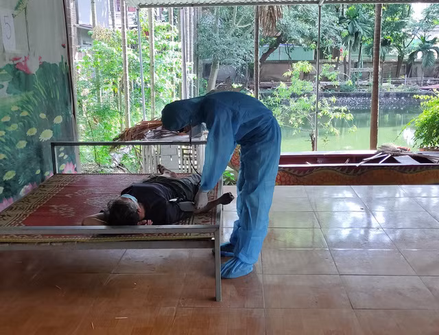 Gac lai noi so hai, cac tinh nguyen vien quen minh chong dich COVID-19