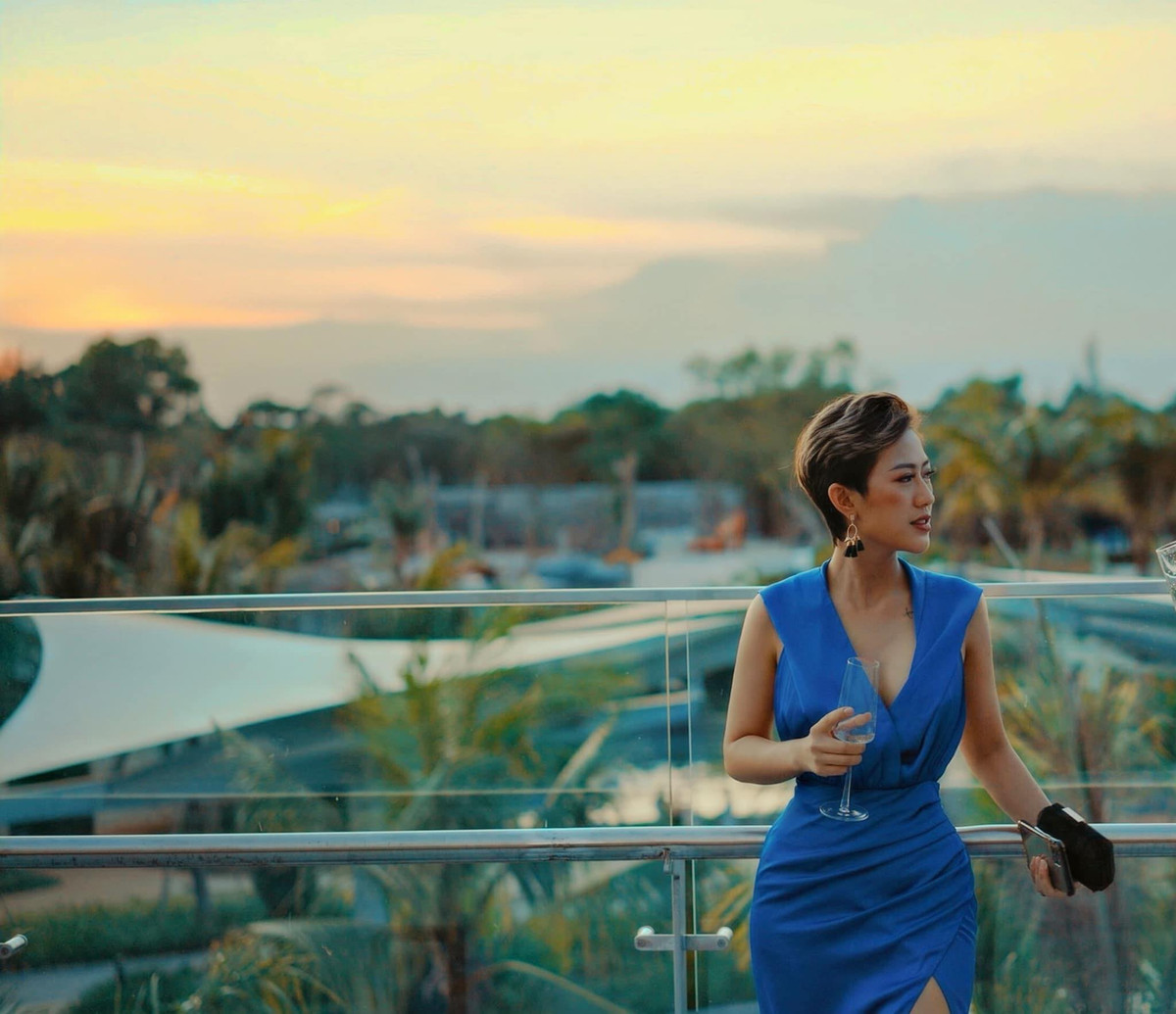 Trong khoảng thời gian dưỡng thương, cô suy nghĩ và trăn trở rất nhiều, sau đó quyết định thôi làm diễn viên để đến với âm nhạc. Cũng từ đây mà cô nàng đã "tạm biệt" mái tóc dài chuyển sang một phong cách mới hoàn toàn để phục vụ dự án nghệ thuật của mình.