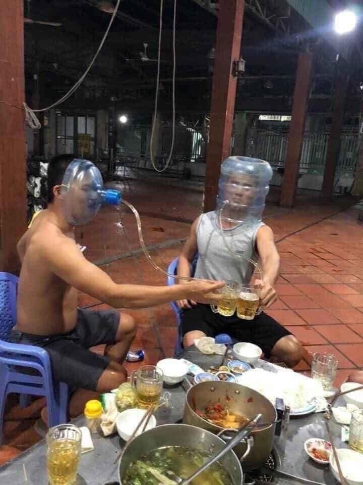 Netizen mới đây đã cùng nhau chia sẻ loạt khoảnh khắc chống dịch "độc nhất vô nhị" mà không phải ai cũng nghĩ ra.