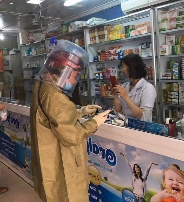 Để phòng tránh dịch COVID-19 tại nơi công cộng, nhiều người đã sáng tạo bằng việc trùm kín đầu và mặt bằng bình nước.