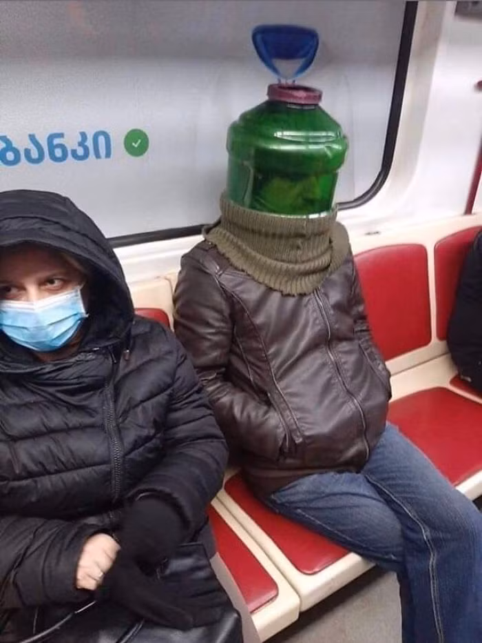 Trùm bình nước lên đầu có lẽ cách chống dịch "bá đạo" mà nhiều người thực hiện mỗi khi đến nơi công cộng.