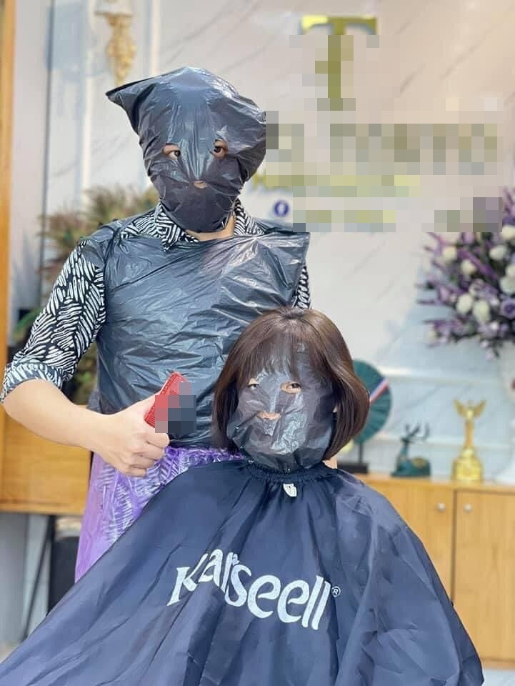 Một salon tóc đã cẩn thận cho khách và nhân viên đeo mặt nạ để phòng chống dịch.