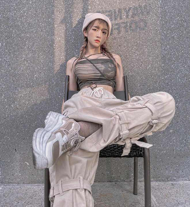 Hot girl Hà thành còn là một fan cuồng của đội tuyển Pháp. Vì vậy, cô nàng 24 tuổi nhận lời tham dự chương trình và sẽ đại diện cho đoàn quân của HLV Didier Deschamps.