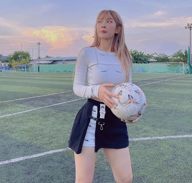 Lê Bống tên thật là Lê Xuân Anh, sinh năm 1995 tại Hà Nội. Hot girl này cao 1m67, sở hữu số đo ba vòng “đẹp như mơ” là 96-60-96 cm.