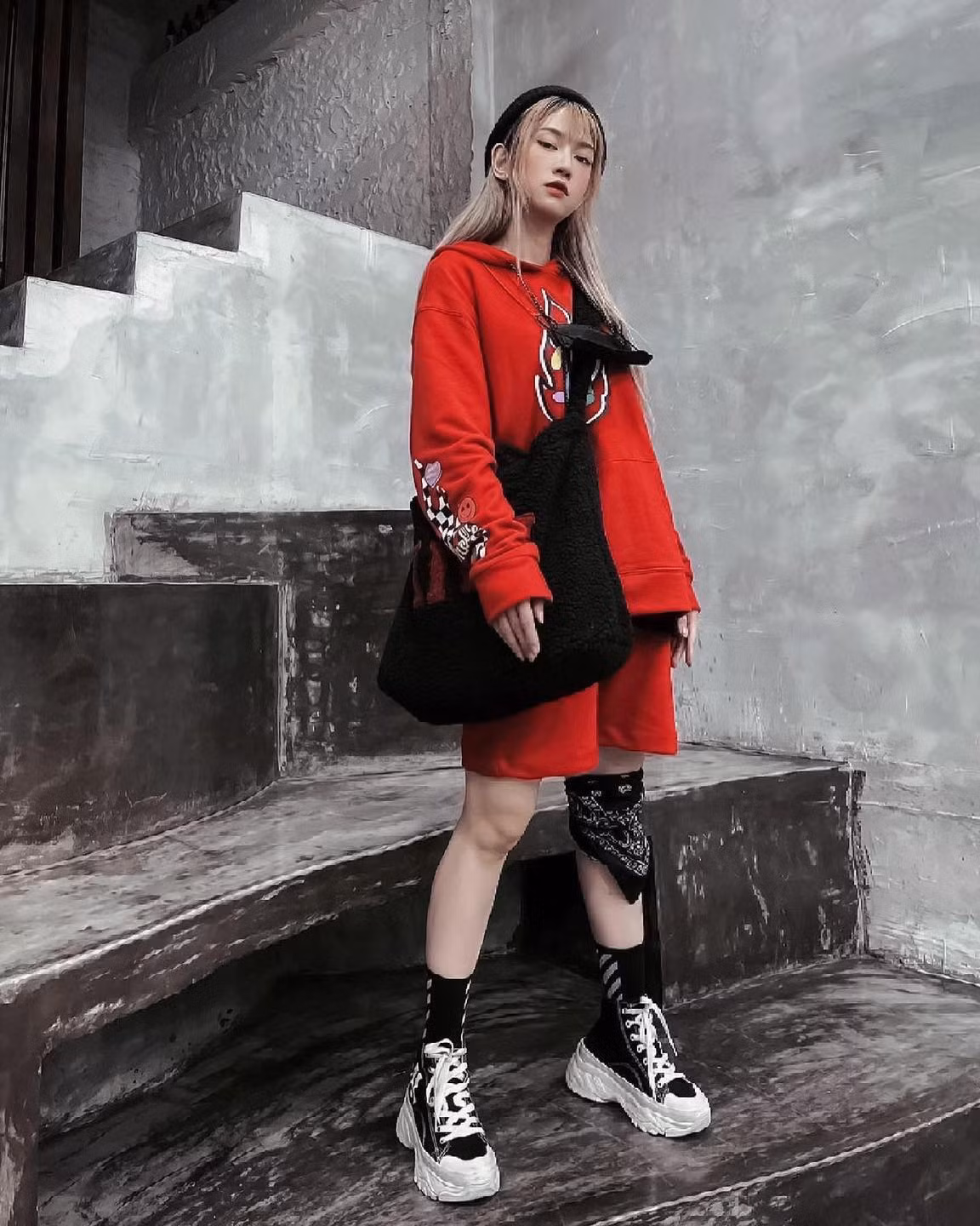 Bên cạnh việc đăng tải những clip viral lên TikTok, Lê Bống còn là một Youtuber chuyên chia sẻ về những bài tập, phương pháp ăn uống phù hợp cho các chị em để có một thân hình đẹp. Ảnh: FBNV