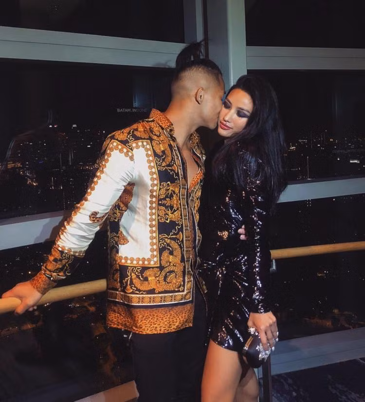 Được biết, cô từng kết hôn với doanh nhân giàu có. Họ có chung với nhau một cậu con trai nhưng đã chia tay. Hiện tại cô đã có người chồng thứ hai là Việt kiều Canada với gia thế “chẳng phải dạng vừa".