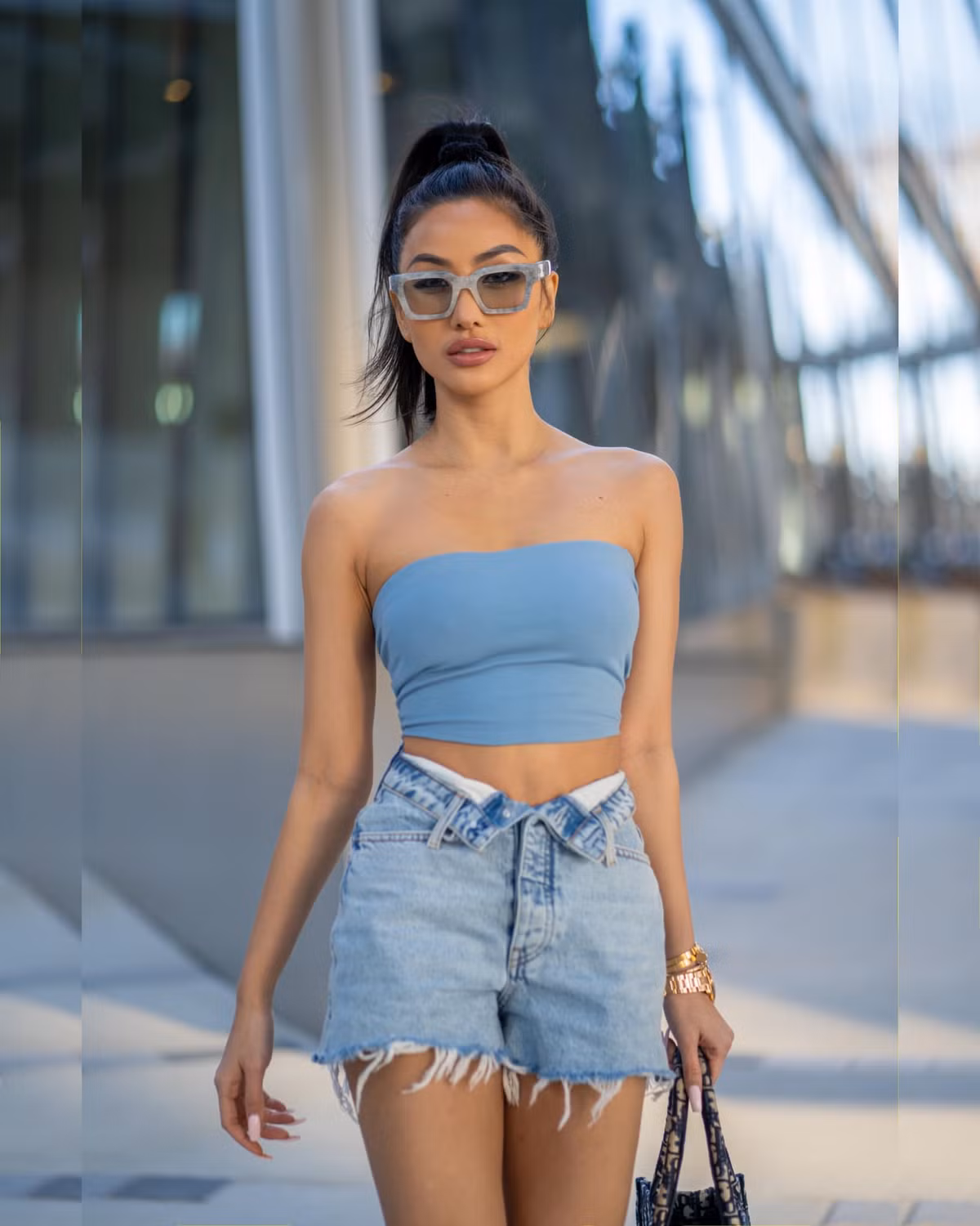 "Không làm hài lòng nhau nữa thì tan trường thôi. Có gì đâu phải lo giữ mà nhiều má trù tôi mất chồng với bị chồng bỏ vậy ta? Sợ trai bỏ quá cơ", nữ rich kid 9X đáp trả.