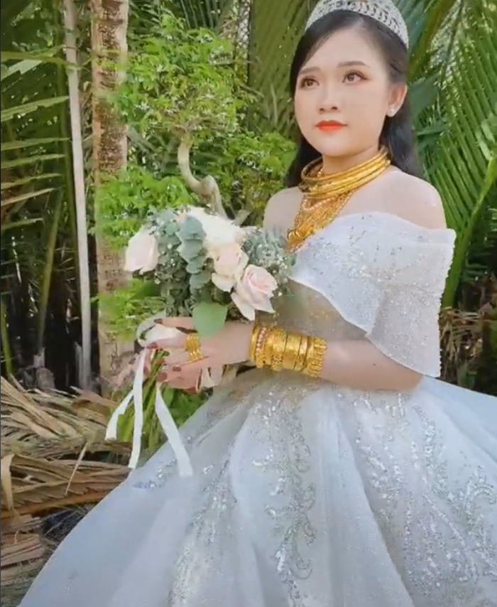 Trong đoạn clip, cô dâu đeo vàng đứng không vững vì số vàng đầy trên cổ, lấp lánh trên tay khiến đoạn clip nhanh chóng nhận được hàng triệu view.