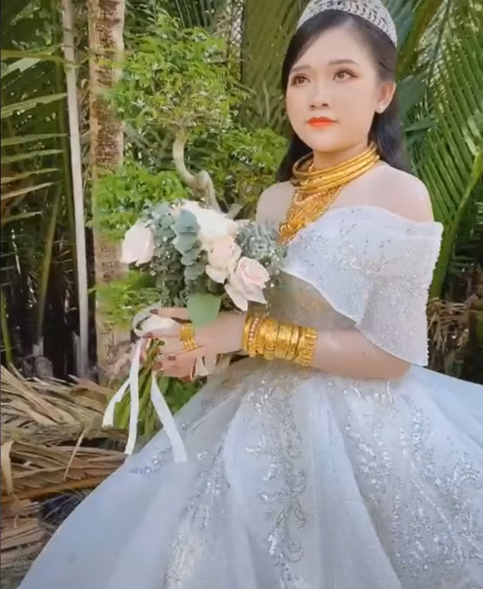 Trong đoạn clip, cô dâu đeo vàng đứng không vững vì số vàng đầy trên cổ, lấp lánh trên tay khiến đoạn clip nhanh chóng nhận được hàng triệu view.