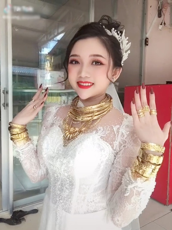 Chính vì sinh ra trong gia đình bán vàng nên netizen cảm thấy thuyết phục khi trong ngày cưới cô gái này lại đeo đầy vàng trên người đến như vậy.