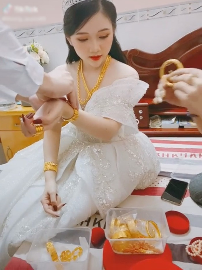 Không chỉ có một gia thế hoành tráng mà bản thân cô dâu cũng là CEO của một thương hiệu mỹ phẩm cá nhân. Chính vì thế mà số tài sản này chẳng là gì so với gia thế bề thế của cô dâu.