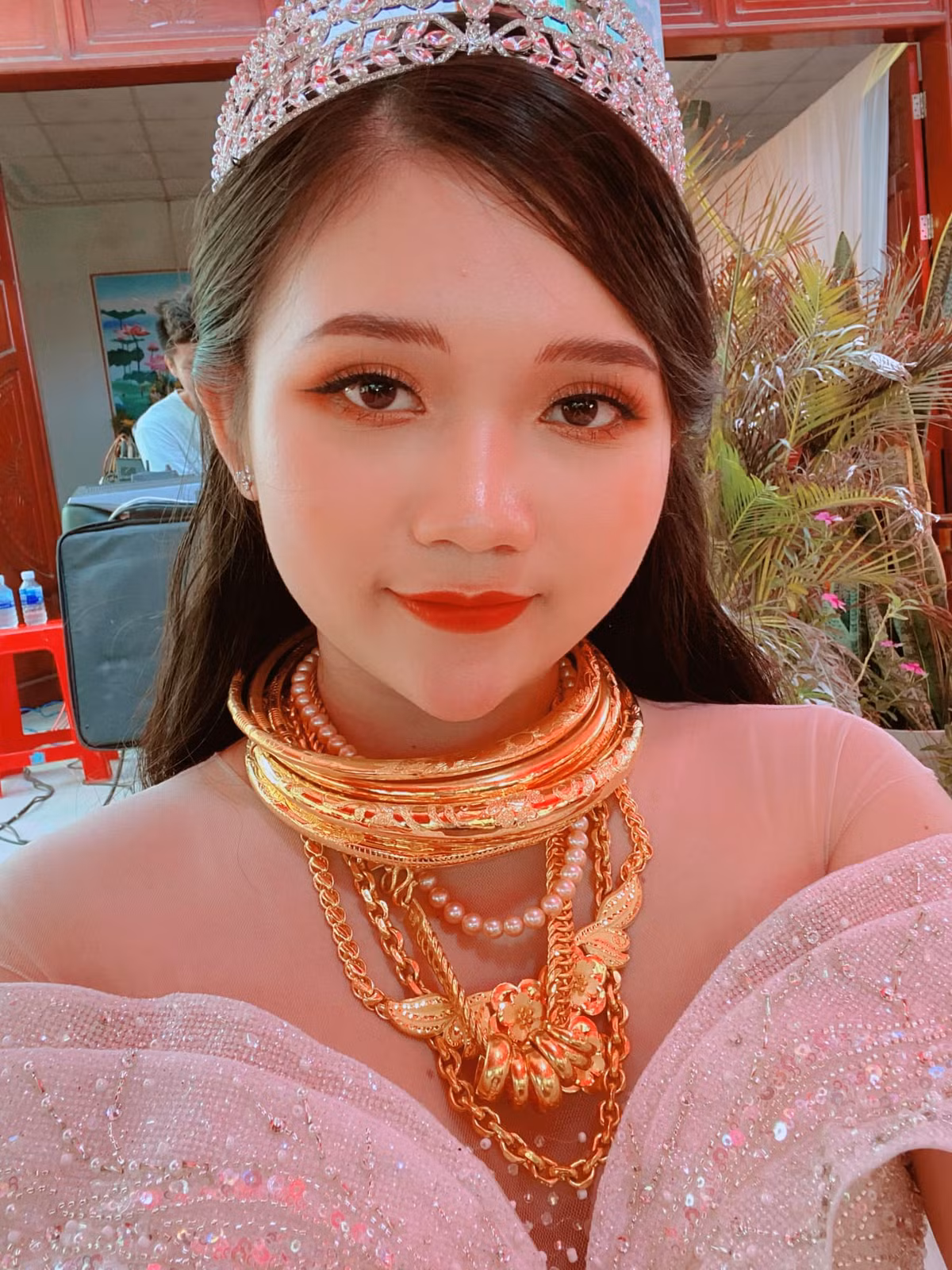 Mới đây, trên MXH tiếp tục xôn xao về hình ảnh một cô dâu đeo đầy vàng trong ngày cưới. Bắt nguồn từ đoạn clip TikTok, cô dâu số hưởng này nhanh chóng trở thành tâm điểm chú ý.