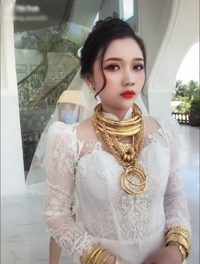 Sau khi được chia sẻ nhiều, danh tính của cô gái cũng được tìm ra. Được biết, cô dâu tên là Huỳnh Thanh Vy, là con gái của chủ tiệm vàng ở TP HCM.