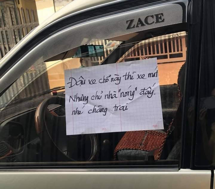 Một chủ nhà khác đã "nhắc khéo" tài xế đỗ xe trước nhà: "Đậu xe chỗ này thì xe mát nhưng chủ nhà 'nóng' đấy nhé chàng trai".