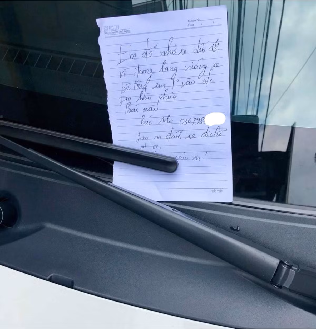 Thay vì đỗ xe không đúng chỗ và quay đi, thì tài xế này đã để lại tờ giấy với dòng chữ xin lỗi và cảm ơn khiến netizen bằng lòng. Cụ thể, trên tờ giấy tài xế ghi: "Em đỗ nhờ xe đến 1h (chiều) vì trong làng vướng xe bê tông em không vào được. Em làm phiền bác nào, bác hãy gọi cho em qua số điện thoại 03678xxx. Em ra đánh xe đi chỗ khác ạ".