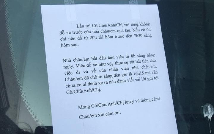 Theo đó, chủ nhà này đã để lại những dòng chữ lịch sự, dán trước cửa kính ôtô mong chủ xe lần sau không nên đỗ trước cửa nhà cô quá lâu. Bởi đỗ xe như vậy gây nhiều bất tiện cho việc buôn bán và đi lại của gia đình. Đi kèm lời nhắn nhủ, cô viết thêm dòng cảm ơn. Ảnh: Tổng hợp