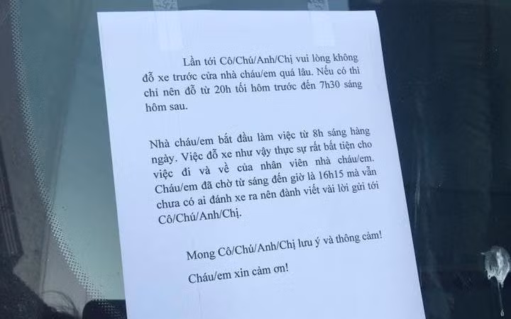 Theo đó, chủ nhà này đã để lại những dòng chữ lịch sự, dán trước cửa kính ôtô mong chủ xe lần sau không nên đỗ trước cửa nhà cô quá lâu. Bởi đỗ xe như vậy gây nhiều bất tiện cho việc buôn bán và đi lại của gia đình. Đi kèm lời nhắn nhủ, cô viết thêm dòng cảm ơn. Ảnh: Tổng hợp