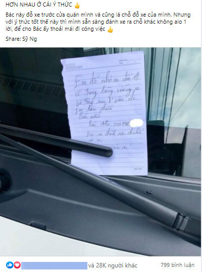 Mới đây, một tài khoản Facebook có tên Sỹ Nguyễn đã chia sẻ lên mạng xã hội hình ảnh chụp tờ giấy nhắn tin của một tài xế đỗ xe chắn lối cửa hàng của anh khiến cư dân mạng "nức lòng".