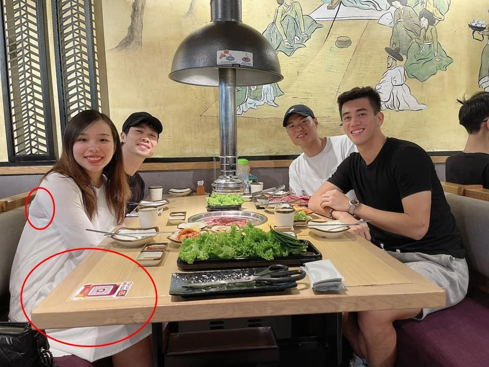  Bà xã Công Phượng mới đây khiến người hâm mộ bán tín bán nghi về việc đang mang thai, chuẩn bị sinh con sau gần nửa năm lấy chồng. Thông tin này rộ lên từ khi bức ảnh của cầu thủ Nguyễn Tiến Linh chia sẻ đi ăn cùng vợ chồng anh và trung vệ HAGL Kim Dong-su vào tối 30/4.